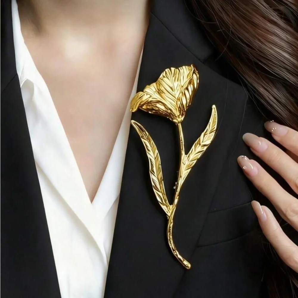 Luxurious Gold Floral Brooch